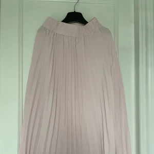 Lång kjol från Gina tricot!  - Super söt långkjol från Gina tricot! Använd inte längre men är i bra skick och super snygg till sommaren 