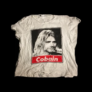 Band Tshirt  - En vit t-shirt men Kurt Cobain tryck med text under. Köpt second hand men inte använd, inga märkbara skavanker :) Är en L men sitter lite oversized på mig som S. *TRYCK INTE KÖP NU*