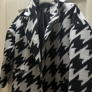 Rock Missguided - Superfin oversized rock från Missguided i strl 36. Lite oversized, jag är 172 och den går nästan ner till fötterna på mig.