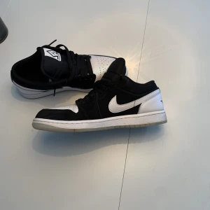 Jordan 1 ”Diamond” - 9/10 Cond, säljer nu mina Jordan 1 ”Diamond” säljes pågrund av att dom används alldeles för lite. Nypris 2799 OBS: Pris kan vara diskuterbart vid snabb och smidig affär! Kvitto finns