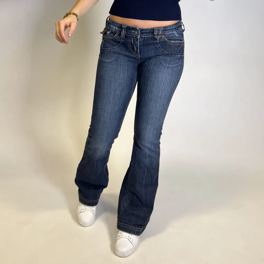 snygga Bootcut jeans ifrån river island!🫶🏼. Jeans & Byxor.