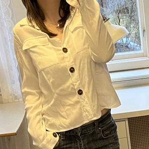 Skjorta - Superfin vit skjorta som aldrig kommer till användning. Hör gärna av dig om du har frågor! 