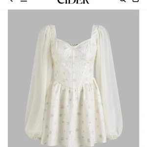 Klänning - Väldigt vacker och söt klänning ifrån CIDER. Ärmarna är Mesh, den är insydd men passar en som har storlek S.  Köpte i M när jag köpte den till studenten. Men behövde sy in den så den blev S. Aldrig använd, då jag hitta en annan, så den är i fint skick. ❤️‍🔥
