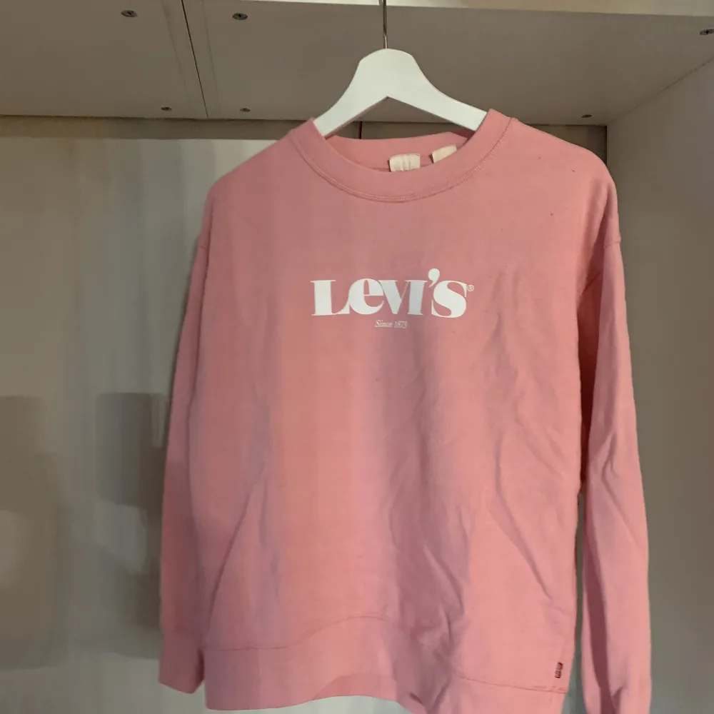 Säljer denna rosa fina sweatshirten från Levis då jag rensar garderoben. Aldrig använd men dock lite skrynklig på bilden💕 nypris 700kr säljes för 100kr. Tröjor & Koftor.