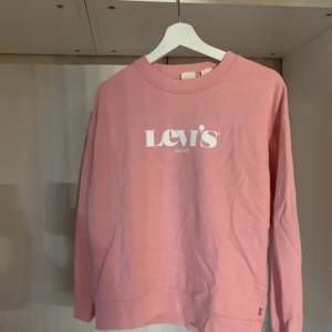 Säljer denna rosa fina sweatshirten från Levis då jag rensar garderoben. Aldrig använd men dock lite skrynklig på bilden💕 nypris 700kr säljes för 100kr