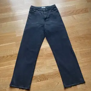 Fina svarta Lindex jeans som har midjepassform och vida ben, jättesköna! Säljs för de inte kommer till användning längre. Storlek 170. Hör av er om det finns frågor❤️‍🔥
