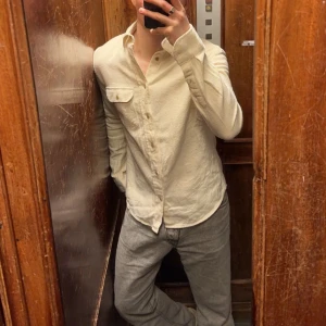 Zara skjorta - Ljusbeige skjorta från zara, perfekt för sommaren. Inte riktigt linne, men sjukt skönt material perfekt för sommaren. Knappt använd. Jag är ca 175cm lång. Storlek small