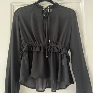 Svart see-through blus - Fin blus som är lite see-through, köpt från bikbok stlk M (funkar även på S).  I bra skick💜
