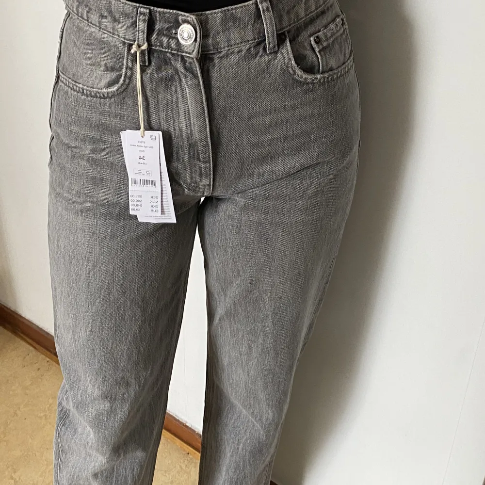 Säljer dessa helt nya jeans ifrån Gina tricot med prislapp kvar. Endast provade på. Modellen heter 90s high waist jeans, storlek 34. Superfina men säljer då dom tyvärr inte kommit till användning. Nypris 599kr. Jeans & Byxor.