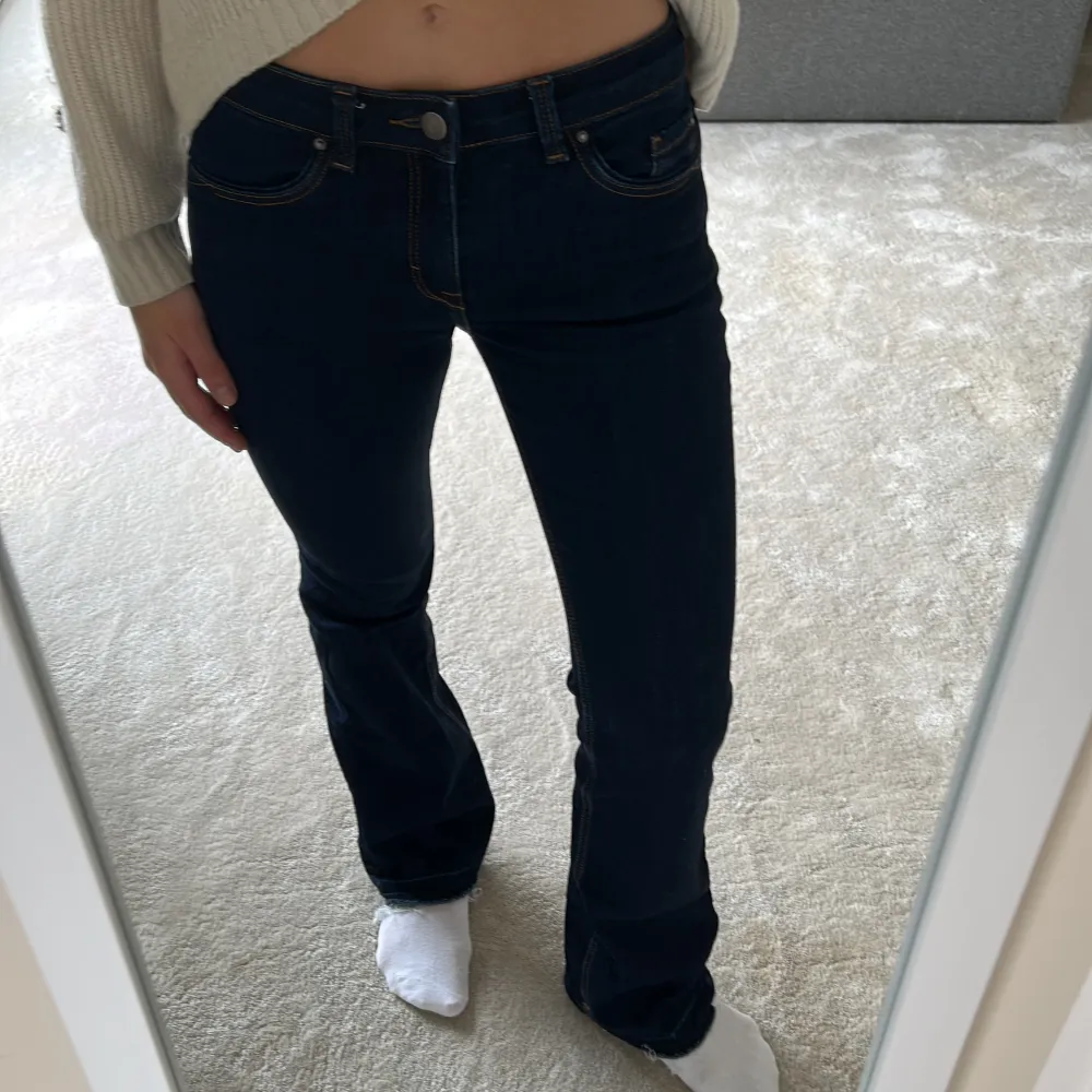 Supersnygga jeans från esprit, jag har sprättat upp dom där nere så att de blev längre och för att jag tycker att de blir snyggt💕. Jeans & Byxor.