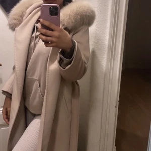 Maxmara kappa - Snygg ullkappa från Maxmara Sparsamt använd (fåtal gånger)  Färg Honey Stl: xs  Nypris 11700:-  Säljer den nu för 7500 kr   Kommer från ett djur och rökfritt hem.  Finns att hämta i Sundbyberg  Kan även skickas per post. 
