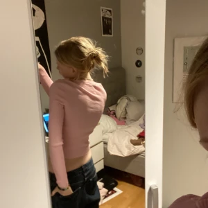 Gullig tröja  - En gullig rosa tröja/topp. Ganska tunn så fungerar perfekt till sommaren! 