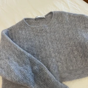 Ljus Blå tröja  - Den är använd och tvättat men storlek har förminskad så passar XS 