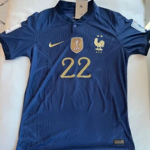 Frankrike fotbollströja - Frankrike fotbollströja hernandez Säljer pågrund av att jag inte fått någon användning.