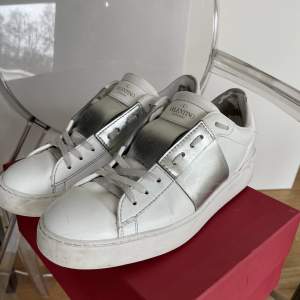 Silvriga valentino skor i strl 40. Köpt för cirka ett årsen men använt dom flitigt. 2600, köpta för 6165kr