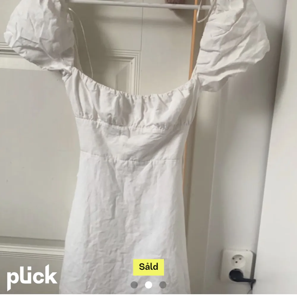 Söker denna klänningen från Zara. Villig att betala 150-200kr beroende på skick, hur gammal den är och hur många gånger den är använd.. Klänningar.