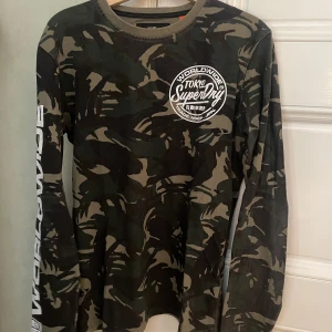Superdry långärmad camo - Långärmad tröja från märket superdry, övrigt är den i bra skick!