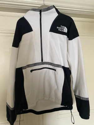 North Face vinter overshirt - Jag säljer nu min sköna vinter north face tröja!! Varm och mjuk! Nästintill nyskick