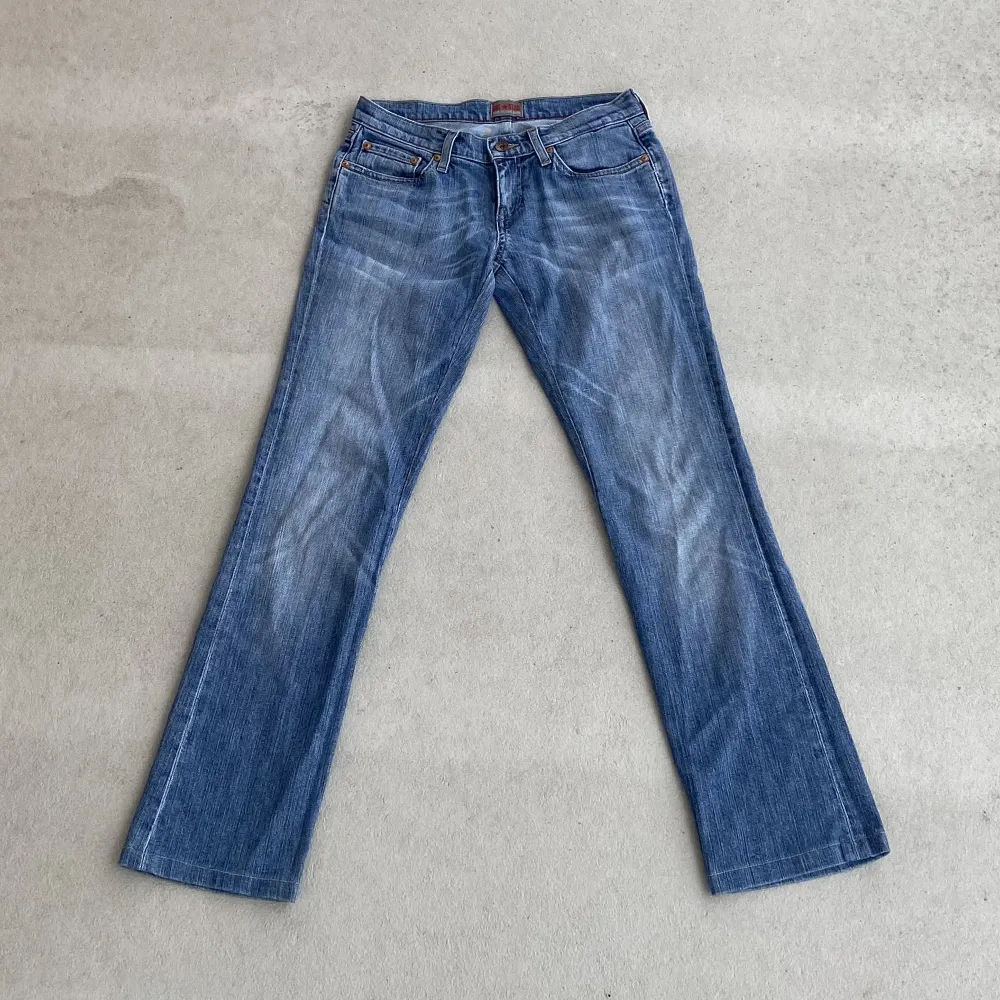jeans från Big Star, lågmidjade och lite utsvängda. har tyvärr inga bilder på eftersom dom för är för små på mig. lite stretchiga Mått:  midja: 34cm innerbenslängd: 73cm rakt över låret: 24cm . Jeans & Byxor.