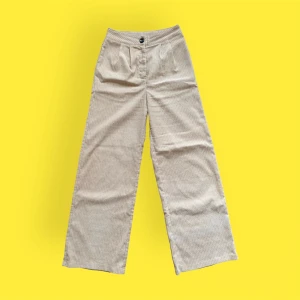 Beige vida högmidjade kostymbyxor - Ett par snygga vida högmidjade Manchester likande kostymbyxor i beige färg. Storlek S. I fint skick. För fler bilder eller mått kontakta mig :)