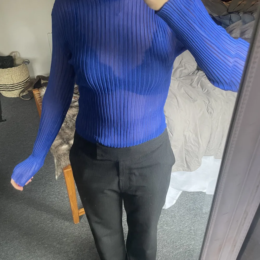 Superfin mesh topp ifrån zara perfekt till fest eller andra tillfällen då man ska vara extra fin! Endast testad men tyvärr ingen prislapp kvar:( för fler bilder skriv <3. Toppar.