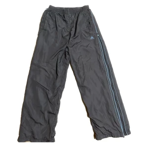 Adidas trackpants vintage - Vintage grå adidas träningsbyxor i storlek M (38-40) meddela om fler bilder behövs :)