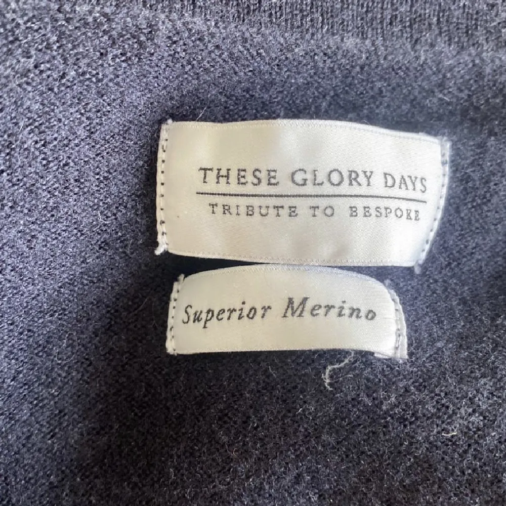 These glory days over shirti storlek M. Tröjan har inga fläckar på dig och är inte sliten. Den har använts få gånger och säljer den  eftersom att den är för liten för mig.. Tröjor & Koftor.