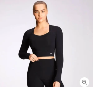 Topp - Långärmad magtröja, sporttopp eller till vardags. Öppen i ryggen och v-ringad där fram. Har sportbh som passar till tröjan på min sida. Använd fåtal gånger. Nypris 439kr