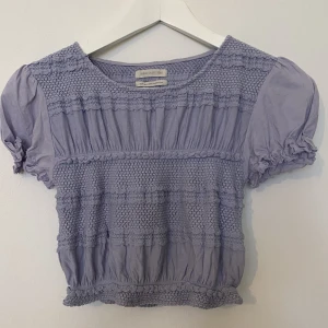 Urban Outfitters lila topp - Urban Outfitters lila topp  Lila med puffärmar   Croppad modell   Använd en eller två gånger så i perfekt skick 