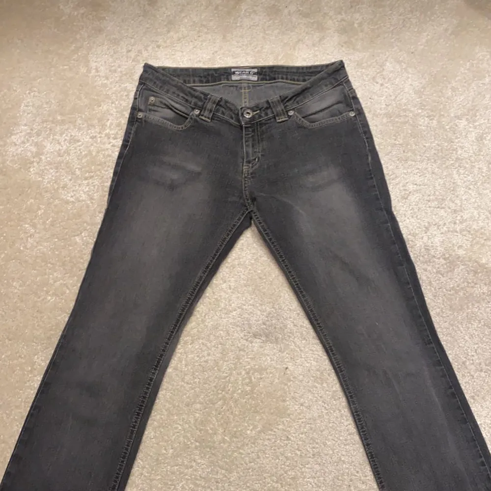 Så snygga grå jeans med låg midja och coola fickor. Kom privat vid frågor 💗. Jeans & Byxor.