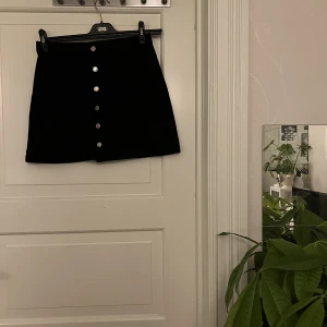 Jeanskjol🤍 - Svart jeanskjol med knappar. Från Ginatricot, storlek 38. Använd ett fåtal gånger. Kan mötas i Göteborg eller skicka, köparen står för frakt. 