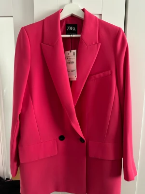 Kostym från Zara - Kostym från zara i storlek m. Passar s/m.  Ny med prislappar kvar
