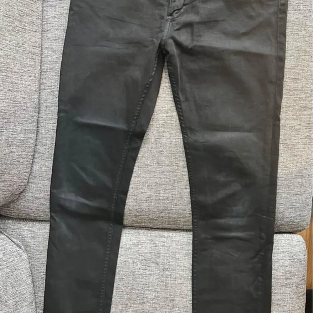 Skinny jeans från Whyred  29/32 Varsamt använda. Endast lite nött bak . Jeans & Byxor.