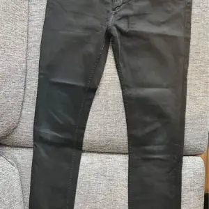 Skinny jeans från Whyred  29/32 Varsamt använda. Endast lite nött bak 