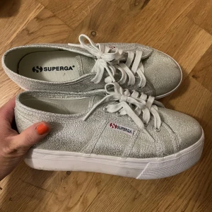 Silverglitriga Superga  - Säljer mina unika glittriga supergaskor som tyvärr är för små för mig😔 Sjukt coola och kan bäras till allt. Använda ett fåtal gånger - nästintill nyskick! Skriv för fler bilder!💌