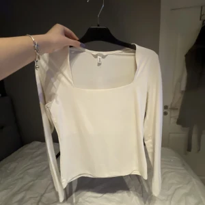 Vit tröja  - Super fin tröja, passar till allt. As skönt material också