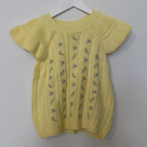 Zara gul stickad top med broderade blommor  - Zara gul stickad top med broderade blommor   Aldrig använd 