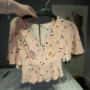 Rosa blus - Jätte söt rosa blus med blommor på, använd 1-2 gånger 