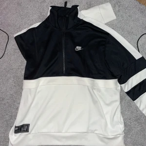 Snygg Nike AIR tjocktröja/sweatshirt  - En knappt använd Nike tjocktröja som jag tror jag använt 2-3 gånger, då tröjan var lite för stor.