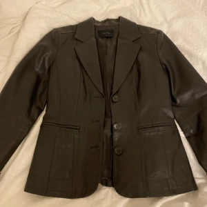 Veromoda läderkavaj  - Svart läderkavaj/jacka från Veromoda, har endel defekter som bl.a. syns på ryggen och även en knapp som hänger löst fram, säljs därför billigt 💕 står strl M men skulle säga S 