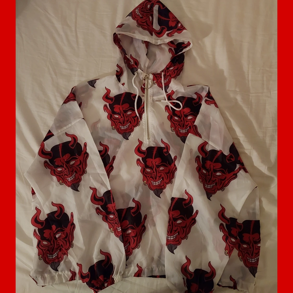 Tunn jacka med djävuls motiv 