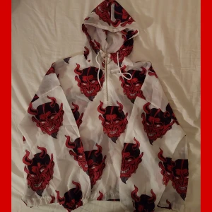 Tunn jacka med djävuls motiv  - En cool tunn jacka med motiv av en djävul på i onesize storlek, men skulle säga att den passar S-L, beroende på önskad passform. Eventuell frakt betalas av köparen ❤