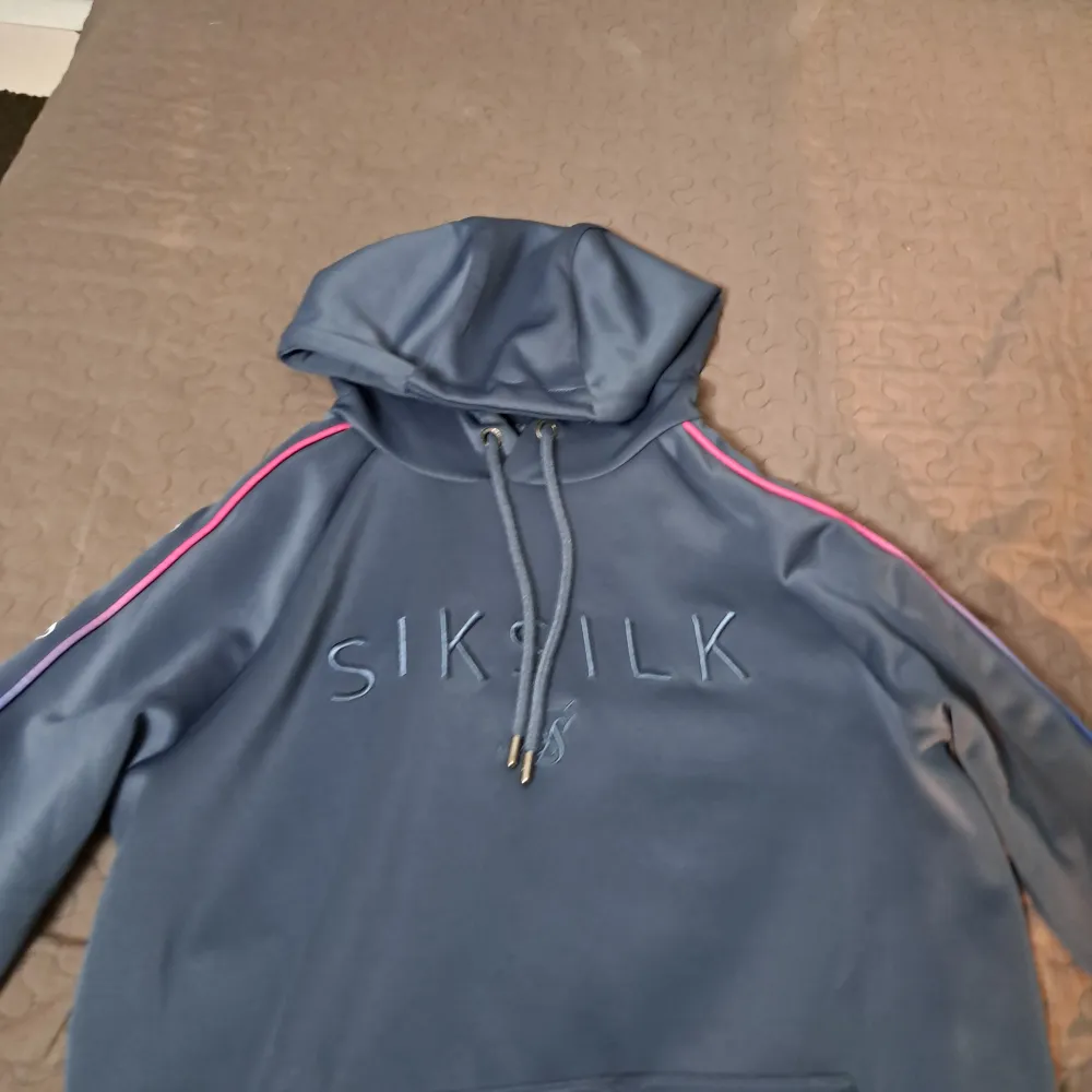 Sällsyn Silksilk hoodie som Silksilk inte längre säljer. Storlek S, sitter tajt. Säljs då jag växte ur dom.   Jag köpte den för 600kr från Zalando. . Hoodies.