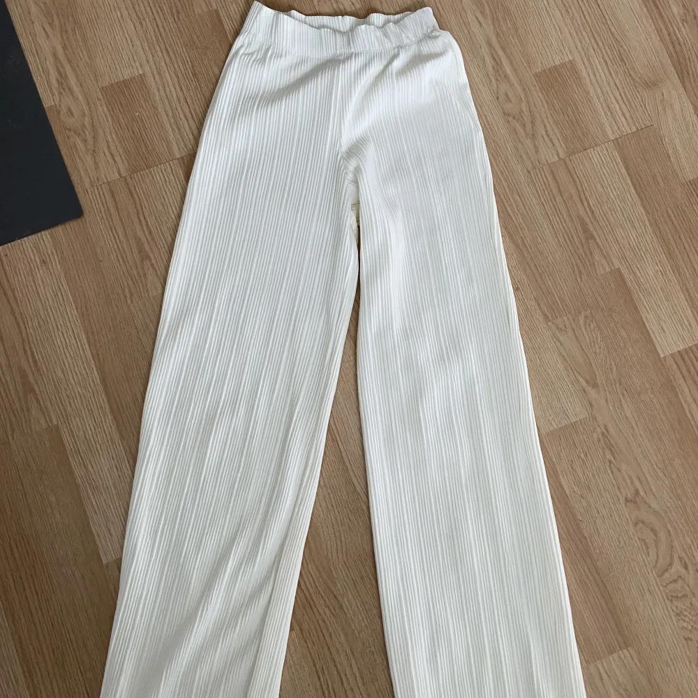 Hej, vita sköna snygga byxor, inga fläckar. Ljust matrial, på bilderna är de olika ljus, kallt och varmt ljus 🙌🏻 för små på mig 🫶från Gina . Jeans & Byxor.