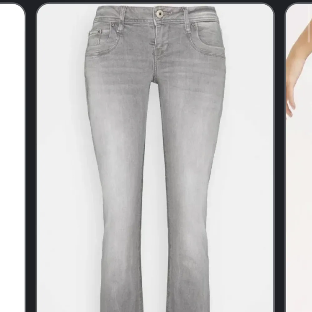 Jätte snygga lågmidjade grå jeans. Säljer då de är lite små, i storlek L men skulle säga att de är mer åt M hållet. De är lite långa på mig som är 166 cm lång. Frakt tillkommer. Liknar jeansen på bild två. Jeans & Byxor.