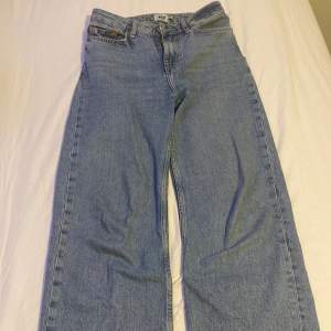 Ett par blåa jean från lager 157, modellen lane, avklippta längst ner, tvättas innan jag skickar😊