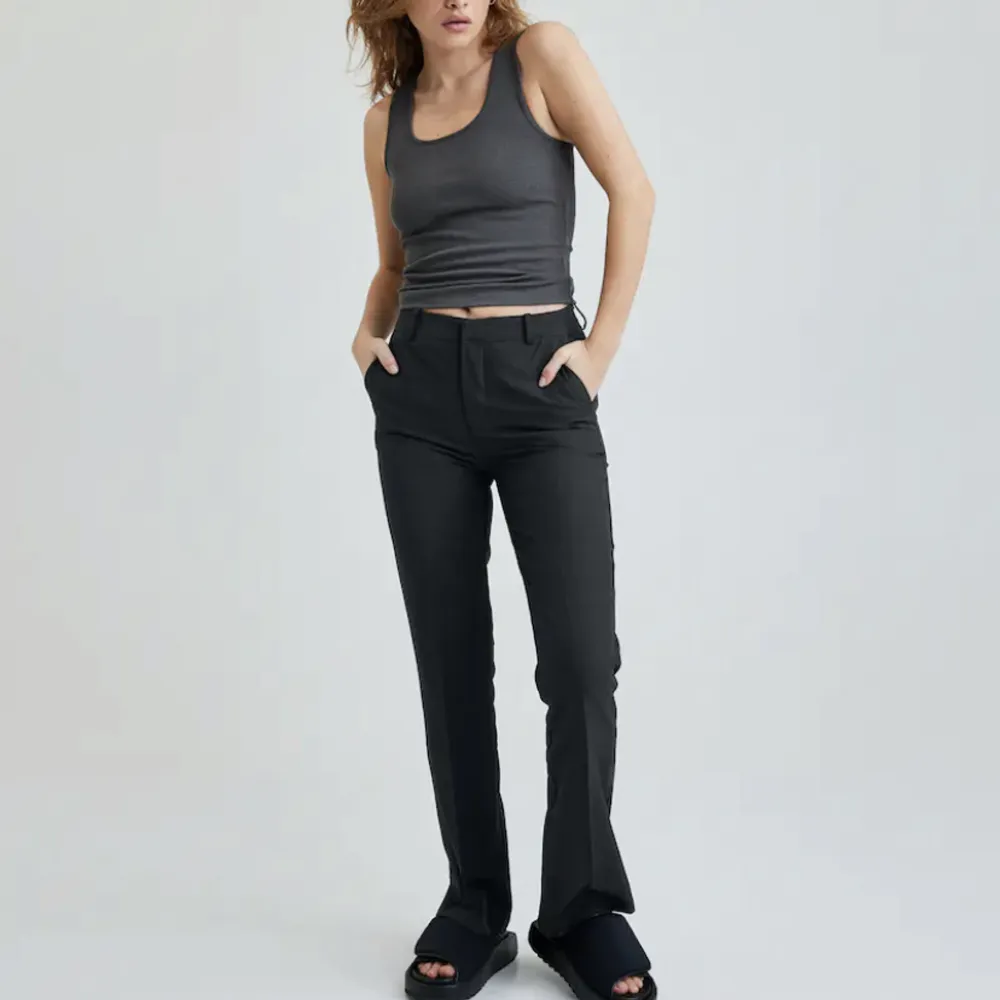 Svarta kostymbyxor från bikbok! Dom är midrise i storlek 36 och ser ut som nya❣️. Jeans & Byxor.