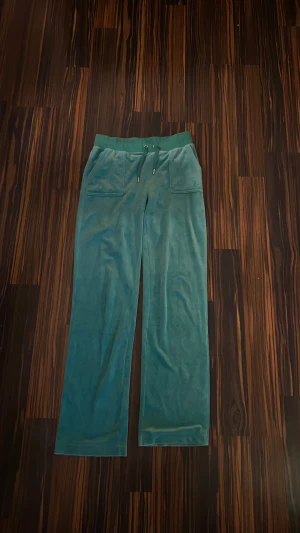 juicy couture byxa  - Säljer dessa gröna juicy couture byxorna i storlek s. Säljer pga att dom inte kommer till användning, så dom är Knappt använda. Skriv ifall ni är intresserade av mer info och bilder☺️💓