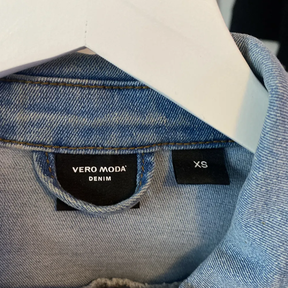 Jeans jacka från vero Moda, ingen aning när den är köpt men har bara stått i garderob utan användning.. fast den är jätte jätte fin. Tror org.priset var 400 något men säljer för 150💓  Jackan passar också S. Jackor.