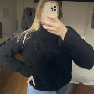 Stickad svart tröja  - Supermysig svart stickad tröja med perfekt passform🖤Med snygga ”hålmönster” som man ser på bilden. Perfekt inför våren när man slutat med jackan🤍